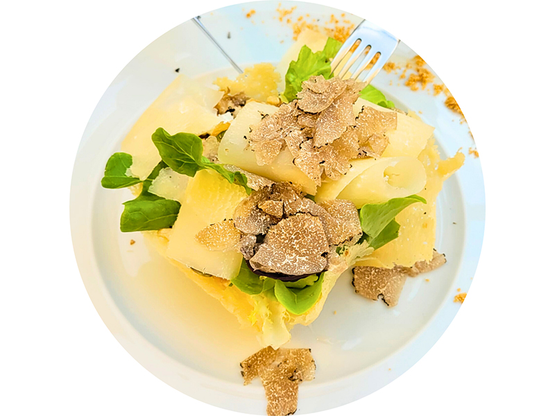 Eten en drinken lunch tijdens eerste fietsvakantie truffel pasta